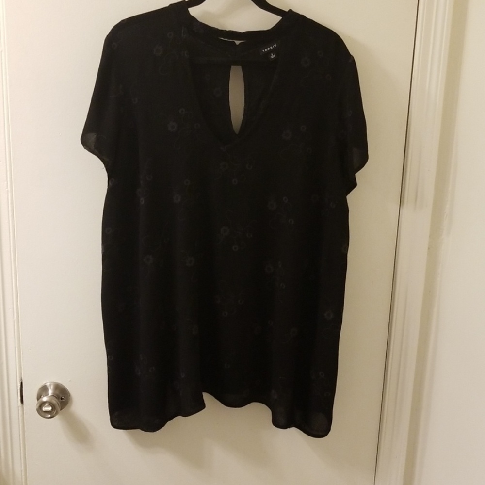 Women's Torrid  choker neck top sz 2